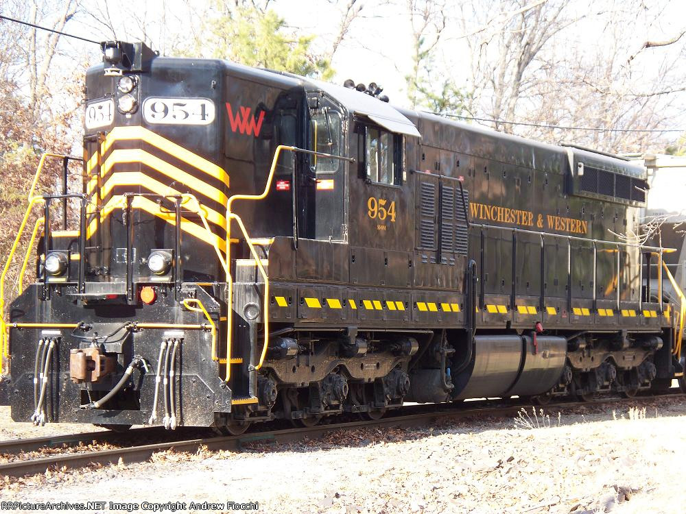 WINCHESTER &amp; WESTERN 954 (SD9M), PULLING A CUT OF CARS OUT OF DURAN GLASS, MILLVILLE, NEW JERSEY